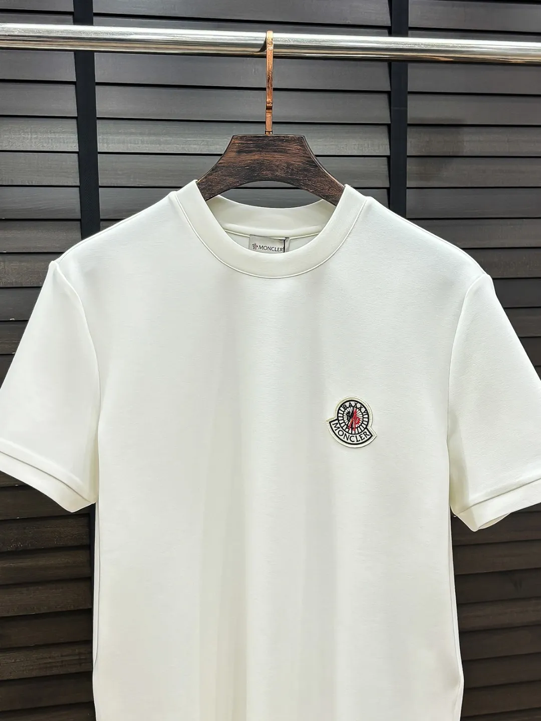 24 Moncler # 26 T， ， ， ， ， ！ ， ， ， ， Classic , ， ， ， ， ， ！ ， ！ , . , , 2023 . : Black/White Size:S M L XL 2XL